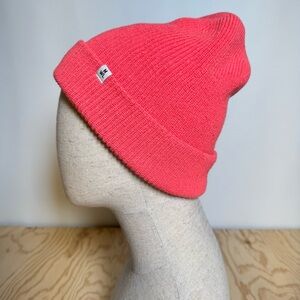 Mᴀᴅᴇᴡᴇʟʟ Wᴏᴍᴇɴs Cᴜꜰꜰᴇᴅ Kent Bᴇᴀɴɪᴇ ɪɴ Bʀɪɢʜᴛ Cᴏʀᴀʟ